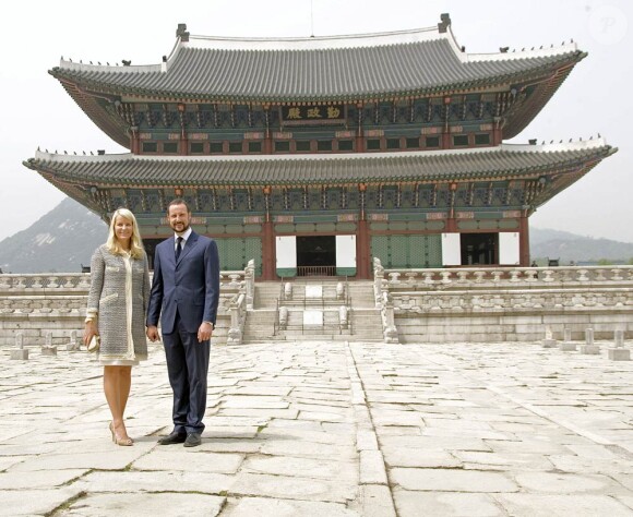 8 mai 2007, visite en Corée du Sud.
Le 25 août 2011, le prince héritier Haakon de Norvège et la princesse  Mette-Marit doivent célébrer leurs noces d'étain : 10 années d'un  mariage et d'un amour parfaitement sereins, après des débuts  controversés...