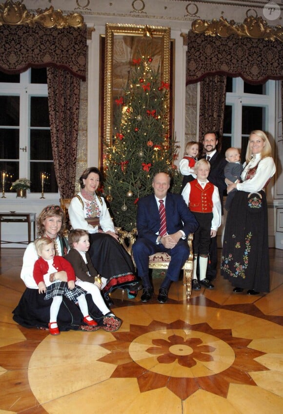 Séance photo de Noël 2006 de la famille royale.
Le 25 août 2011, le prince héritier Haakon de Norvège et la princesse  Mette-Marit doivent célébrer leurs noces d'étain : 10 années d'un  mariage et d'un amour parfaitement sereins, après des débuts  controversés...