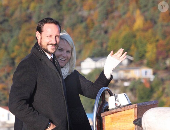 8-9 octobre 2008, tour de la région du Telemark.
25 août 2001- 25 août 2011 : le prince héritier Haakon de Norvège et la princesse Mette-Marit doivent célébrer leurs noces d'étain : 10 années d'un mariage et d'un amour parfaitement sereins, après des débuts controversés...
