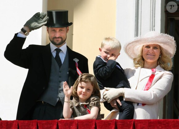 Fête nationale le 17 mai 2009, au balcon du Palais.
25 août 2001- 25 août 2011 : le prince héritier Haakon de Norvège et la princesse Mette-Marit doivent célébrer leurs noces d'étain : 10 années d'un mariage et d'un amour parfaitement sereins, après des débuts controversés...