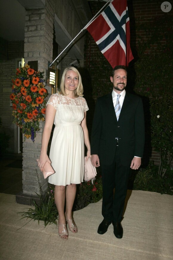 17 mars 2009, en visite au Mexique
25 août 2001- 25 août 2011 : le prince héritier Haakon de Norvège et la princesse Mette-Marit doivent célébrer leurs noces d'étain : 10 années d'un mariage et d'un amour parfaitement sereins, après des débuts controversés...