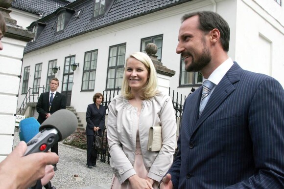 Juin 2009, conférence sur le climat.
25 août 2001- 25 août 2011 : le prince héritier Haakon de Norvège et la princesse Mette-Marit doivent célébrer leurs noces d'étain : 10 années d'un mariage et d'un amour parfaitement sereins, après des débuts controversés...