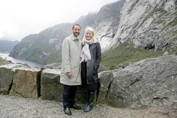 Septembre 2009, visite dans la région du Rogaland.
25 août 2001- 25 août 2011 : le prince héritier Haakon de Norvège et la princesse Mette-Marit doivent célébrer leurs noces d'étain : 10 années d'un mariage et d'un amour parfaitement sereins, après des débuts controversés...