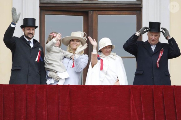 17 mai 2008, Fête nationale, en famille bien entendu
25 août 2001- 25 août 2011 : le prince héritier Haakon de Norvège et la princesse Mette-Marit doivent célébrer leurs noces d'étain : 10 années d'un mariage et d'un amour parfaitement sereins, après des débuts controversés...