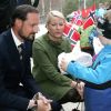 Le 14 avril 2009, visite dans un centre de soins.
25 août 2001- 25 août 2011 : le prince héritier Haakon de Norvège et la princesse Mette-Marit doivent célébrer leurs noces d'étain : 10 années d'un mariage et d'un amour parfaitement sereins, après des débuts controversés...