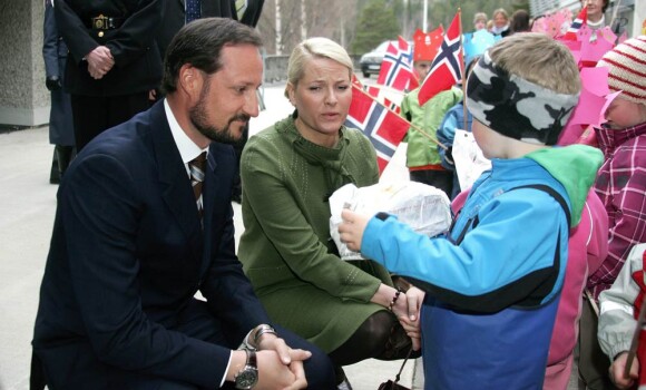 Le 14 avril 2009, visite dans un centre de soins.
25 août 2001- 25 août 2011 : le prince héritier Haakon de Norvège et la princesse Mette-Marit doivent célébrer leurs noces d'étain : 10 années d'un mariage et d'un amour parfaitement sereins, après des débuts controversés...
