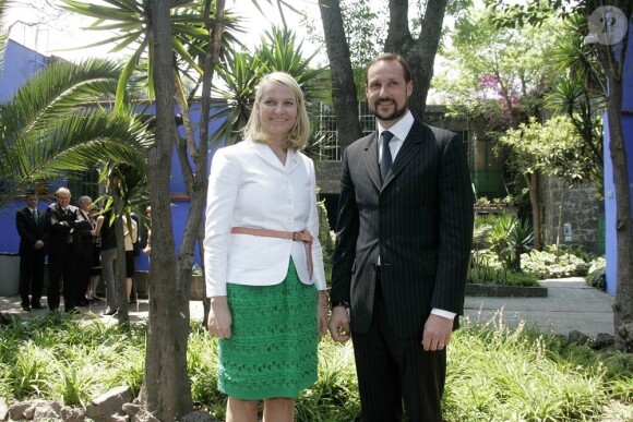 16 mars 2009, en visite au Mexique
25 août 2001- 25 août 2011 : le prince héritier Haakon de Norvège et la princesse Mette-Marit doivent célébrer leurs noces d'étain : 10 années d'un mariage et d'un amour parfaitement sereins, après des débuts controversés...