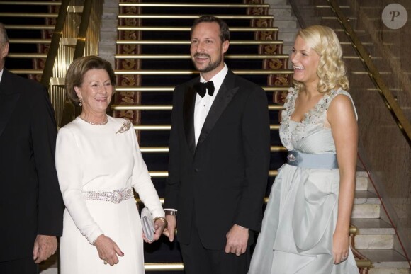 10 décembre 2009,  cérémonie de remise du prix Nobel de la paix.
25 août 2001- 25 août 2011 : le prince héritier Haakon de Norvège et la princesse Mette-Marit doivent célébrer leurs noces d'étain : 10 années d'un mariage et d'un amour parfaitement sereins, après des débuts controversés...