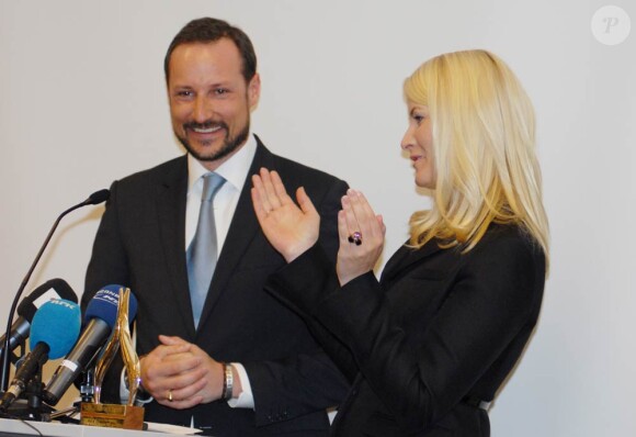 Avril 2010, le couple reçoit l'Oslo Award en récompense à ses actions envers les pauvres dans la capitale.
25 août 2001 - 25 août 2011 : 10 ans de mariage pour le prince héritier Haakon de Norvège et la princesse Mette-Marit...