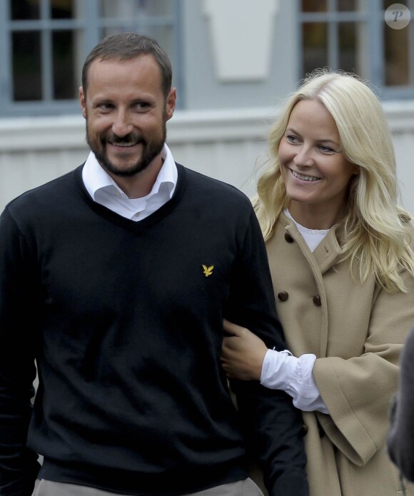 19 août 2010, prêts à récupérer la princesse Ingrid Alexandra après son premier jour d'école.
25 août 2001 - 25 août 2011 : 10 ans de mariage pour le prince héritier Haakon de Norvège et la princesse Mette-Marit...