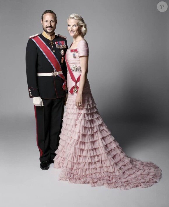 Portrait officiel du 22 janvier 2011 par Solve Sundsbo.
25 août 2001 - 25 août 2011 : 10 ans de mariage pour le prince héritier Haakon de Norvège et la princesse Mette-Marit...