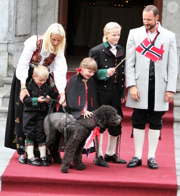 25 août 2001-25 août 2011 : 10 ans de mariage pour le prince Haakon et la princesse Mette-Marit de Norvège. Une union qui a triomphé des préjugés, un conte de fées des temps modernes.