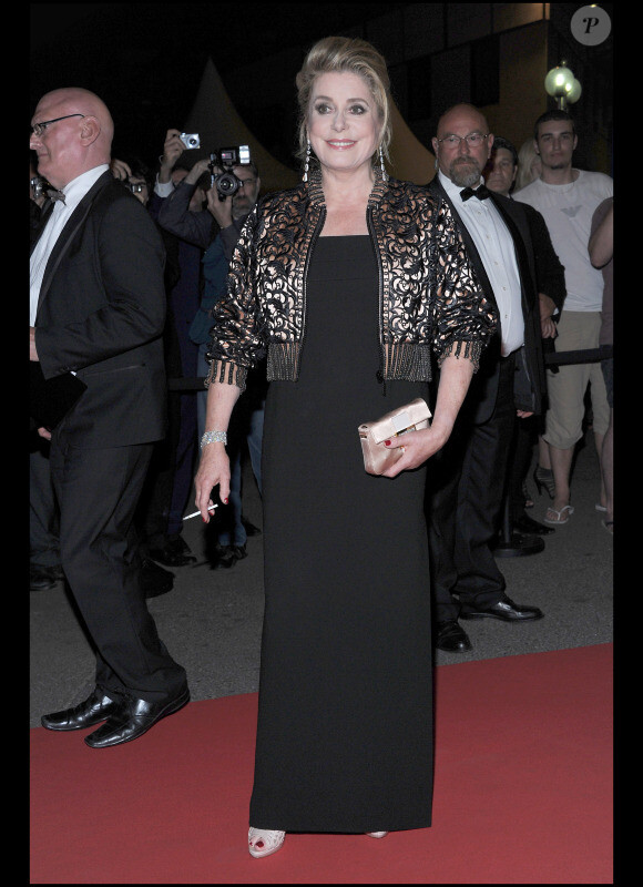 A 67 ans, Catherine Deneuve reste une icône mode et glamour indétrônable. Cannes, le 22 mai 2011.