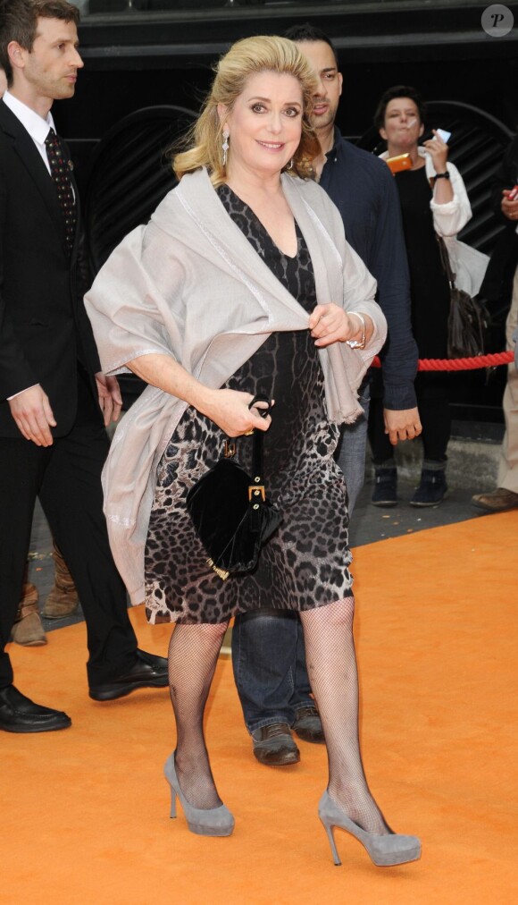 A 67 ans, Catherine Deneuve reste une icône glamour et l'ambassadrice mondiale du charme français. Londres, le 15 juin 2011.