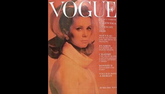 Avril 1962 : Catherine Deneuve réalise la couverture de Vogue Paris.