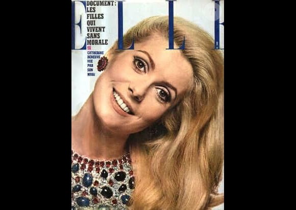 L'icône Catherine Deneuve posait en couverture du magazine Elle du 15 décembre 1966.