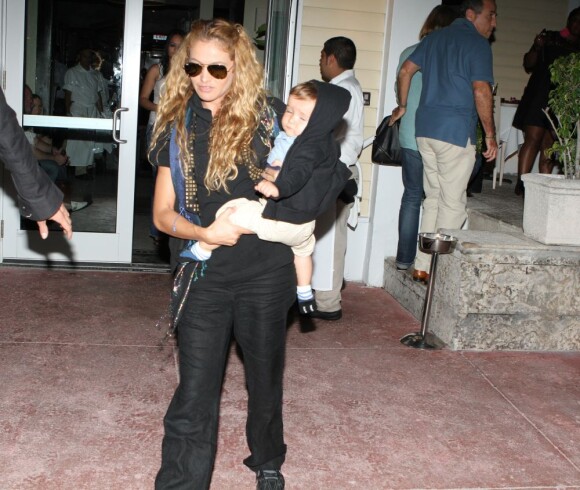 Paulina Rubio et son fils à Miami. La chanteuse et son bébé sortent du restaurant, le 22 août 2011.