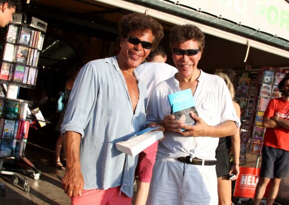Les frères Bogdanoff ont profité de leur passage à St-Tropez pour dédicacer leur dernier ouvrage à la librairie du port, à St-Tropez, le 21 août 2011