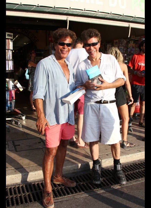 Les frères Bogdanoff ont profité de leur passage à St-Tropez pour dédicacer leur dernier ouvrage à la librairie du port, à St-Tropez, le 21 août 2011