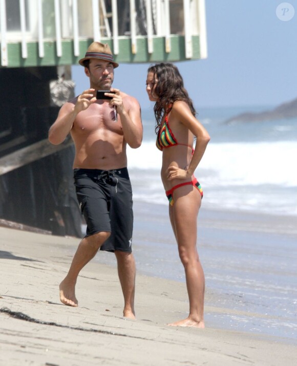 Jeremy Piven et une amie à Malibu sur la plage le 6 août 2011