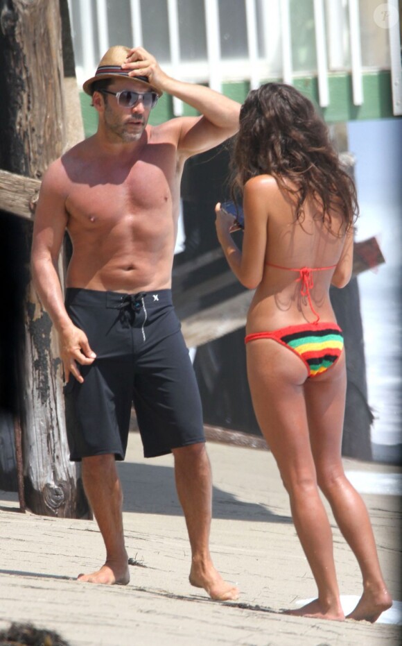 Jeremy Piven et une amie à Malibu sur la plage le 6 août 2011
