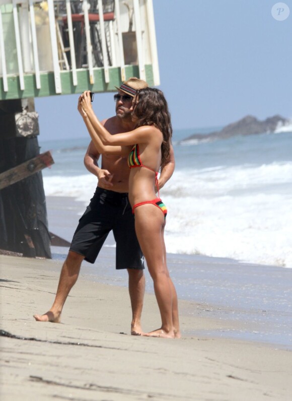 Jeremy Piven et une amie à Malibu sur la plage le 6 août 2011