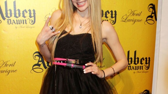 Avril Lavigne séduit le monde de la mode avec son style de lolitrash