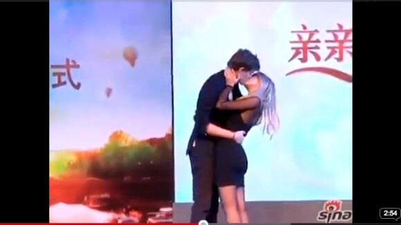 Clémence et Jean-Baptiste Maunier font la promotion du film Perfect Baby, à Pékin. Ils montrent au public à quoi ressemble un french kiss. Juillet 2011