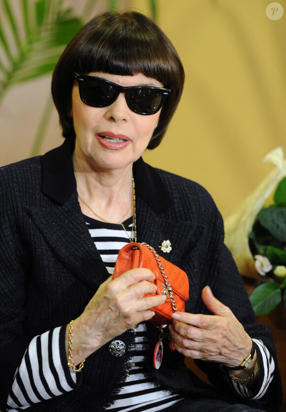 Mireille Mathieu avec son mini sac Chanel orange à Moscou pour la conférence de presse de l'International Military Music Festival Spasskaya