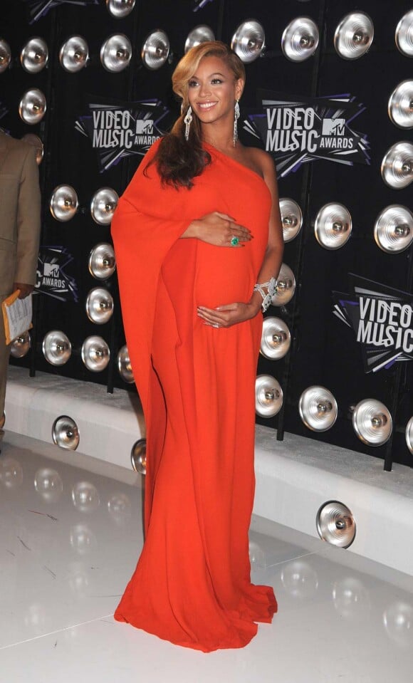 Beyoncé Knowles dévoile pour la première fois son ventre rond sur le tapis rouge des MTV Video Music Awards à Los Angeles, le 28 août 2011.