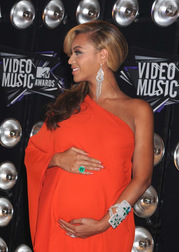 Beyoncé Knowles dévoile pour la première fois son ventre rond sur le tapis rouge des MTV Video Music Awards à Los angeles, le 28 août 2011.