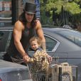 Jason Momoa fait des courses avec son fils Nakoa-Wolf à Los Angeles le 11 août 2011