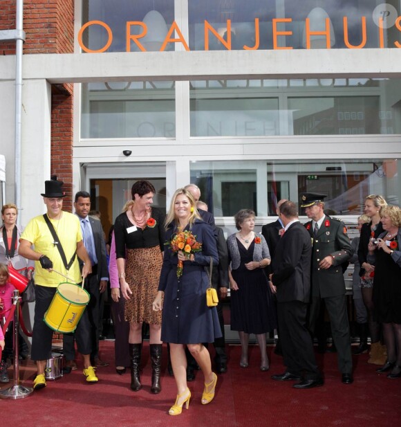 La princesse Maxima des Pays-Bas, princesse de la maison Oranje, avait misé gros sur le jaune pour l'inauguration d'un centre d'accueil pour femmes battues à Almaar, mardi 30 août 2011.