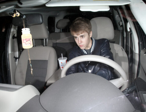 Justin Bieber au volant de sa voiture à Los Angeles en mars 2011