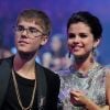 Justin Bieber et Selena Gomez posent lors de MTV Music Video Music Awards en août 2011