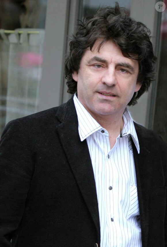Claude Barzotti n'a pas fini d'être inquiété pour la chanson La France aux Français, brûlot qui devait faire partie d'une comédie musicale baptisée Les Nouveaux Nomades.