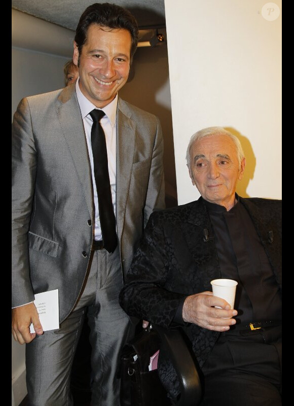 Laurent Gerra et le grand Charles Aznavour, lors de l'enregistrement de Vivement Dimanche avec Charles Aznavour, à Paris, le 31 août 2011