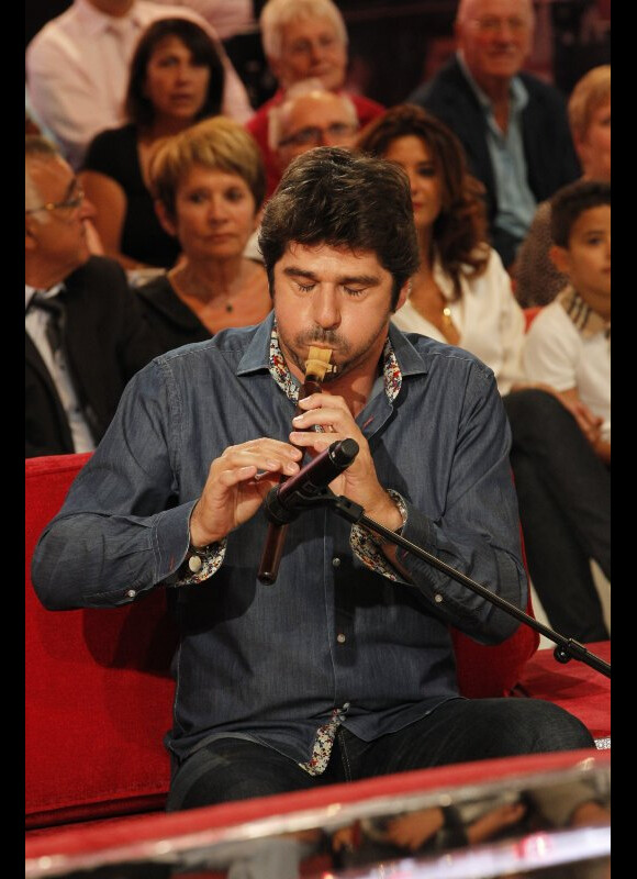 Patrick Fiori et sa flute lors de l'enregistrement de Vivement Dimanche avec Charles Aznavour, à Paris, le 31 août 2011