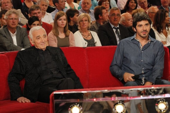 Patrick Fiori et Charles Aznavour, lors de l'enregistrement de Vivement Dimanche avec Charles Aznavour, à Paris, le 31 août 2011