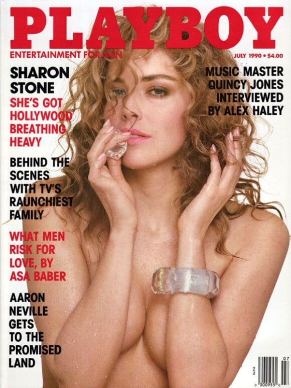 Juillet 1990 : élue Playmate du mois, Sharon Stone prend la pose en topless et accessoirisée de glaçons pour le magazine masculin. 