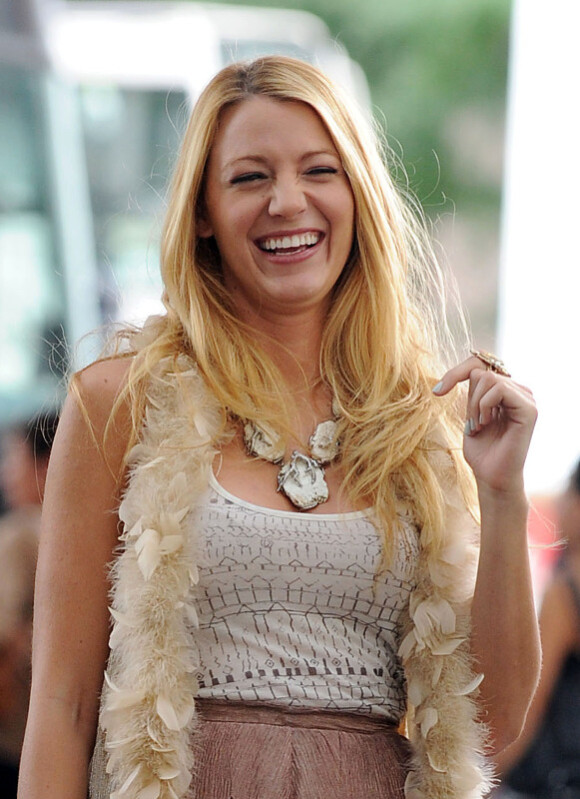 Blake Lively attrappe un fou rire devant les caméras sur le tournage de Gossip Girl le 1er septembre 2011 à New York