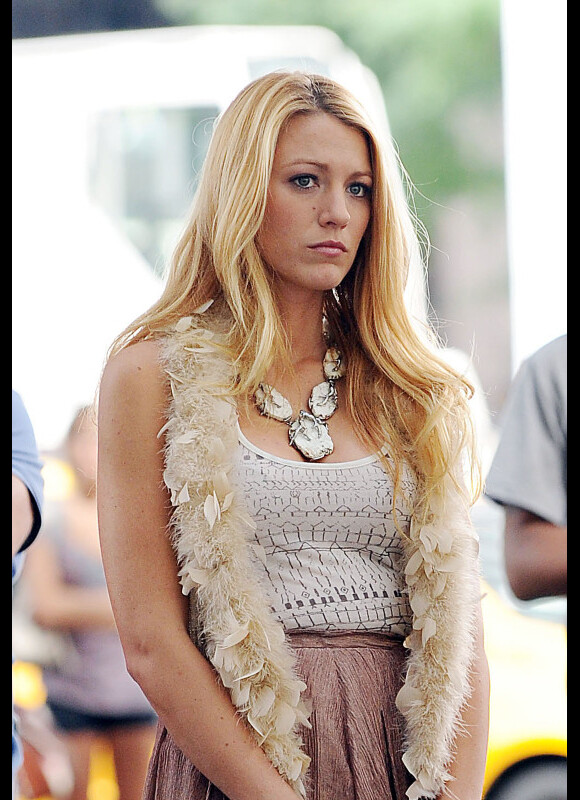 Blake Lively attrappe un fou rire devant les caméras sur le tournage de Gossip Girl le 1er septembre 2011 à New York