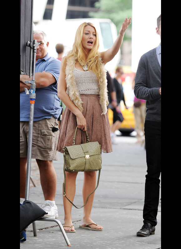 Blake Lively attrappe un fou rire devant les caméras sur le tournage de Gossip Girl le 1er septembre 2011 à New York
