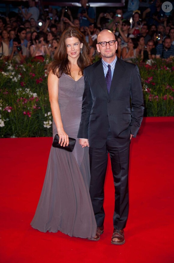 Le réalisateur Steven Soderbergh et femme Jules au festival de Venise pour le film Contagion, le 3 septembre 2011.