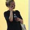 Julia Stiles en pleurs à l'aéroport de Los Angeles le 17 août 2011