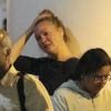 Julia Stiles en pleurs à l'aéroport de Los Angeles le 17 août 2011