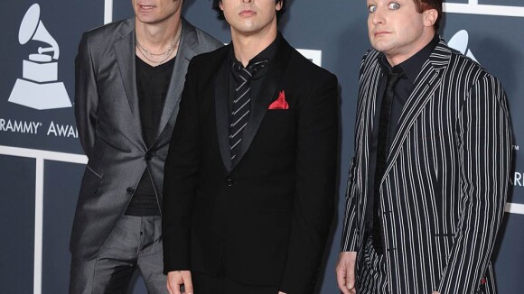 Billie Joe Armstrong de Green Day victime d'un souci de pantalon en avion