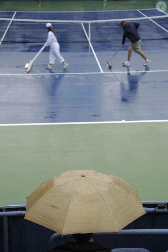 La pluie s'est invitée lors de la dixième journée de l'US Open 2011 le 7 septembre, entraînant l'annulation des matches de la journée