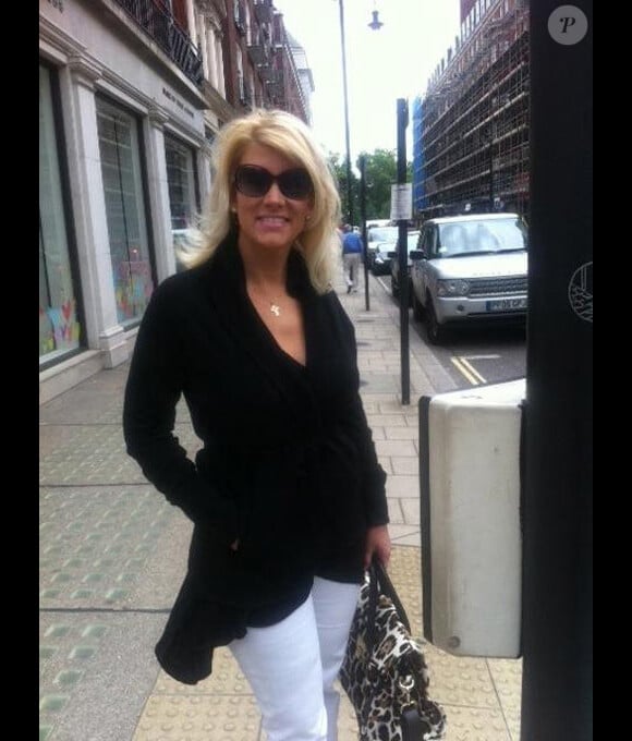 Katie McNeil, fiancée de Neil Diamond, pose dans une rue de Londres en août 2011