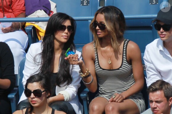 Kim Kardashian a assisté à la victoire de sa compatriote Serena Williams le 8 septembre 2011 lors du quart de finale de l'US Open 2011 en compagnie de la chanteuse Ciara